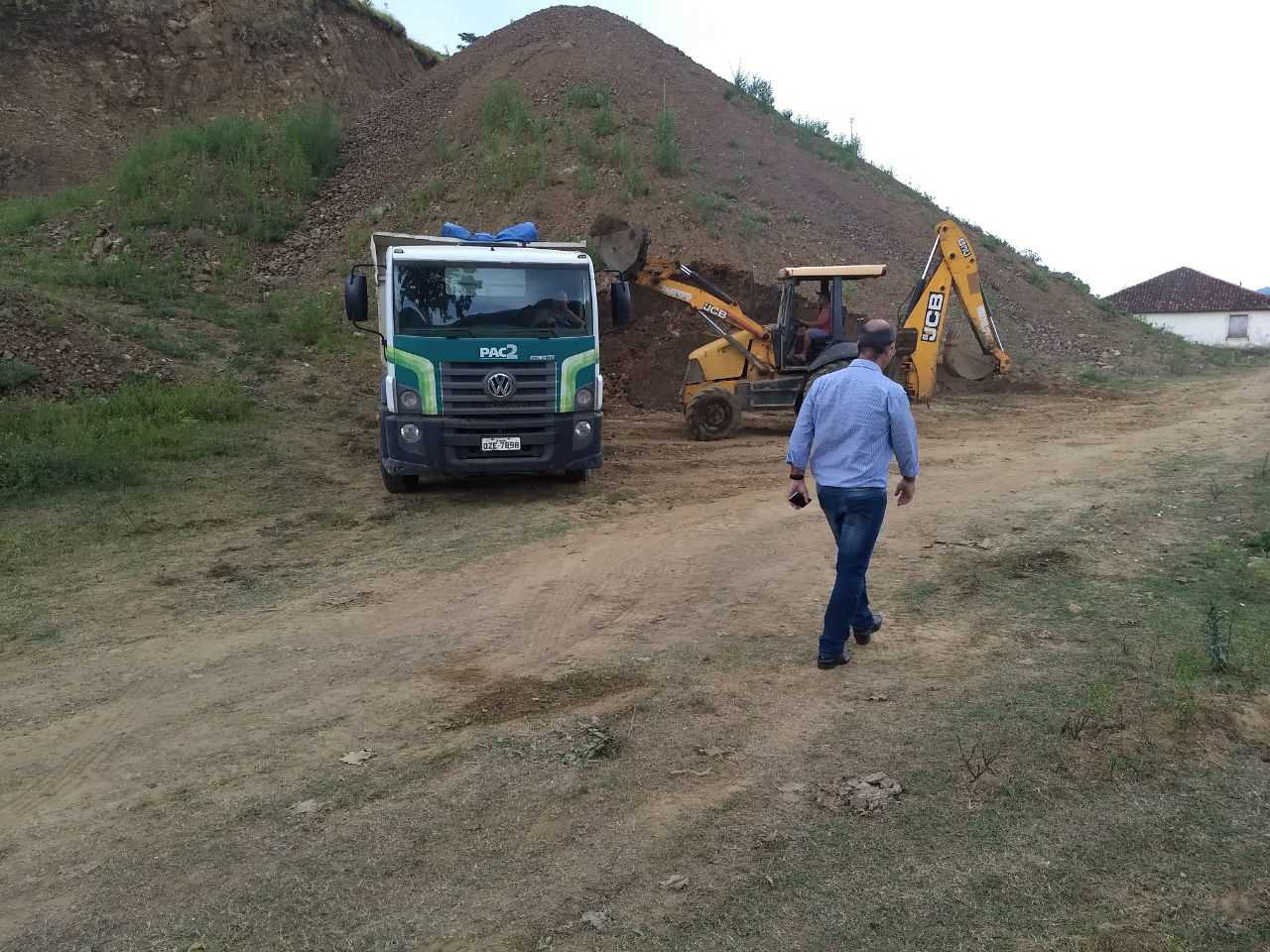 Secretaria de Obras recupera estrada que Liga Jacareci a Pau Brasil
Recuperar e manter as estradas vicinais em bom estado de trânsito é um importante